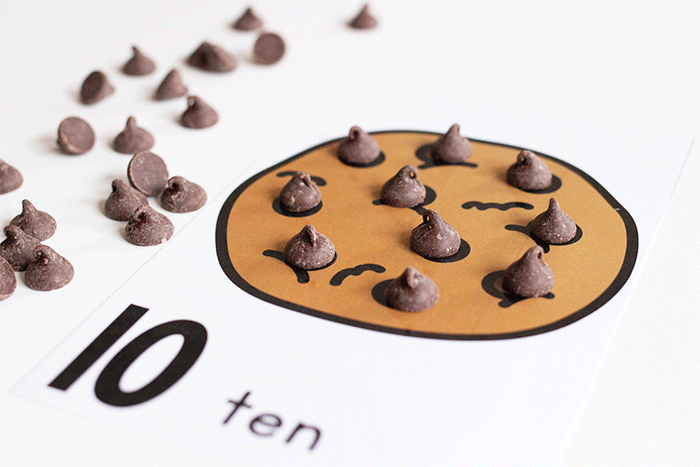 Chocolate chip counting mat for the number 10, using chocolate chips to count in preschool and kindergarten
