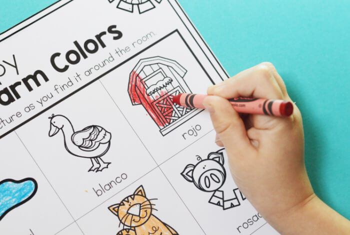 Farm-themed I spy colors recording sheet with color words written in Spanish. 